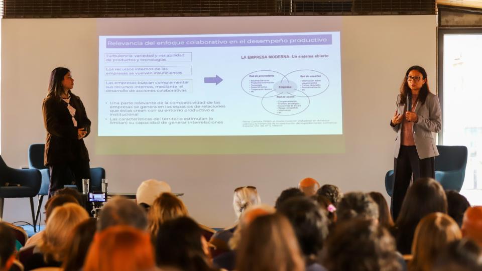 Staff de CEPAL presentando en evento de Valparaíso
