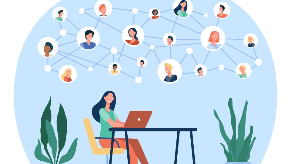 Mujer feliz conversando con personas de su Red